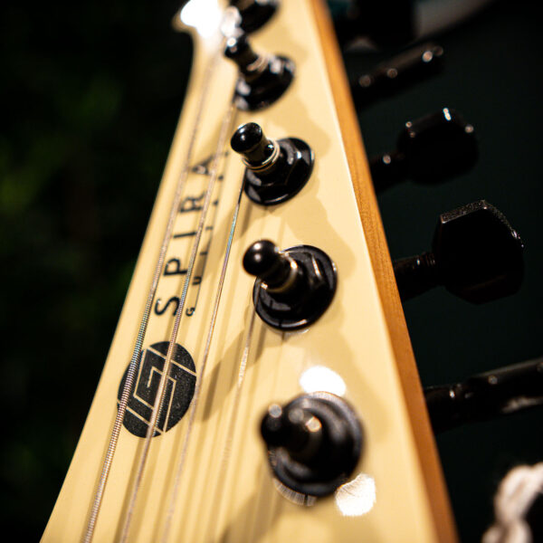 spira guitars v 420 antique white